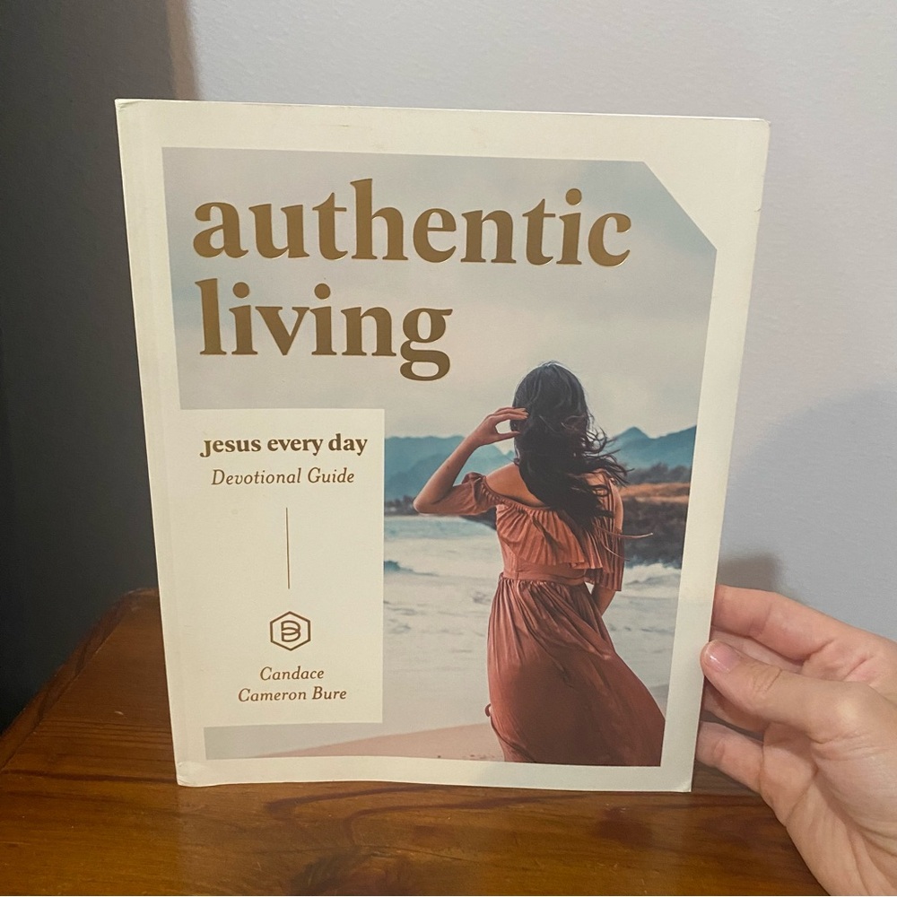 Candace Cameron Bure - Authentic Living Devotional Guide